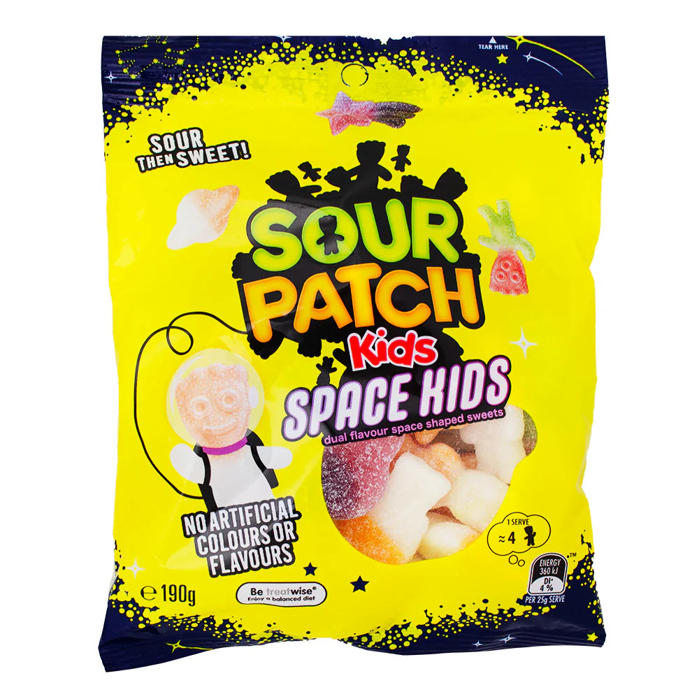 Un emballage jaune sur fond blanc avec des bonbons colorés en forme de bonhommes