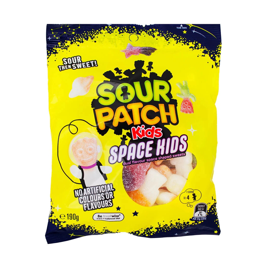 Un emballage jaune sur fond blanc avec des bonbons colorés en forme de bonhommes