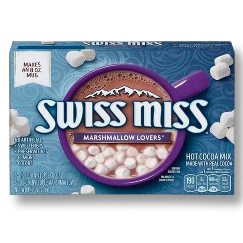 Un emballage bleu sur fond blanc avec une tasse mauve vue d’en haut, elle est remplie de cacao chaud et autour il y a des petits marshmallows
