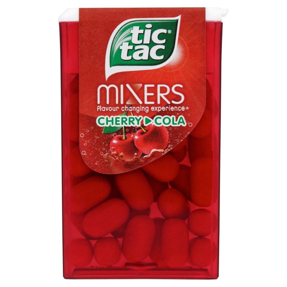 Un paquet rouge rempli de petites billes, dessus il y a une étiquette rouge avec 2 cerises rouges avec le logo « Tic Tac » en vert. Le tout sur fond blanc