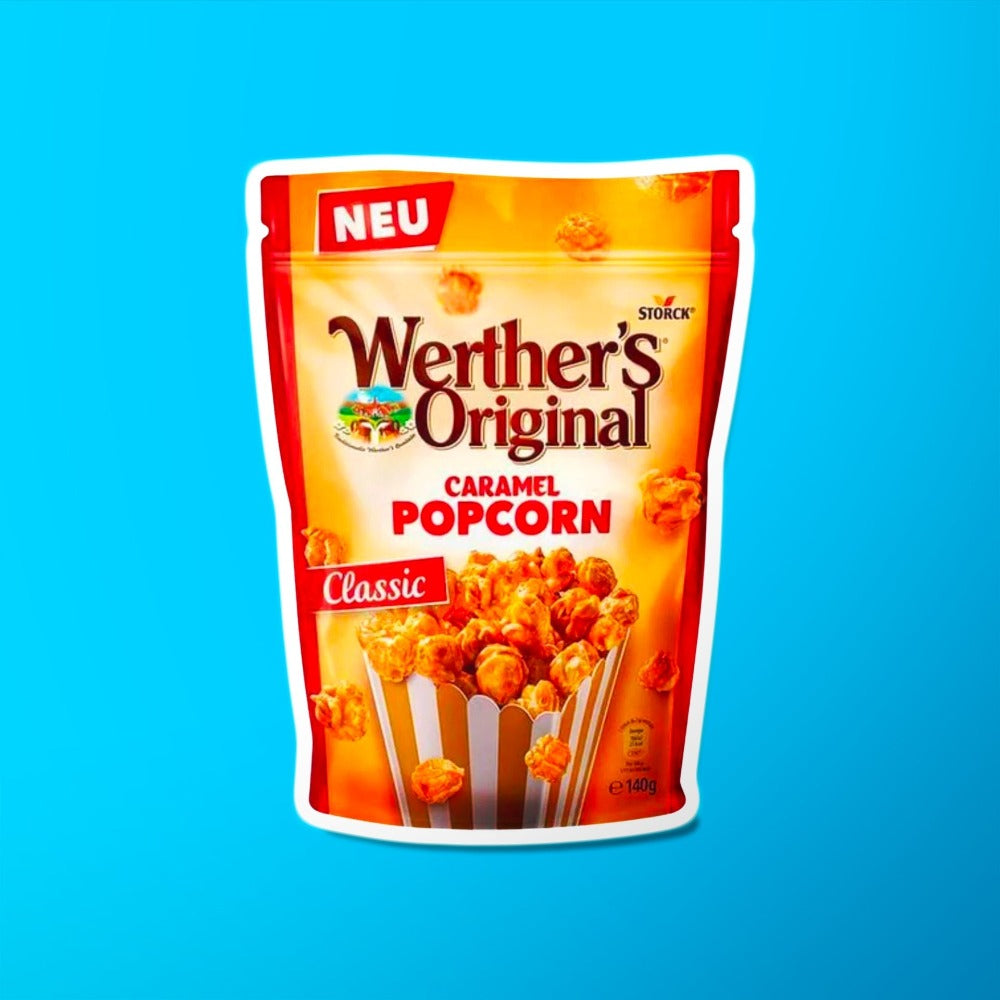 Un emballage de couleur orange et aux extrémités rouge, avec un paquet de popcorn au caramel. Sur le côté gauche, il y une étiquette « Classic » le tout sur fond bleu