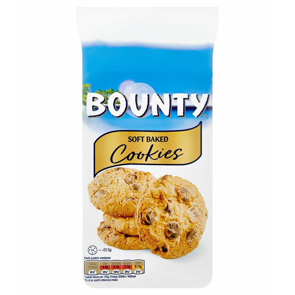 Un emballage blanc avec à l’avant 4 cookies aux pépites de chocolat et à l’arrière un paysage paradisiaque bleu. Le tout sur un fond blanc