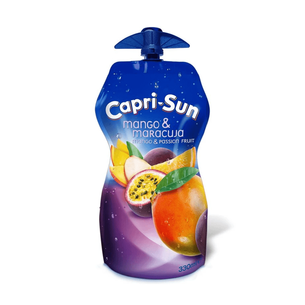 Une bouteille de forme spéciale bleu au-dessus et mauve en-dessous avec des fruits de la passion, mangues, oranges et pommes. Le tout sur fond blanc