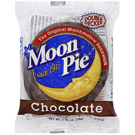 Un emballage transparent avec une lune jaune dans un ciel bleu et écrit « Chocolate » sur fond marron. Le tout sur fond blanc 