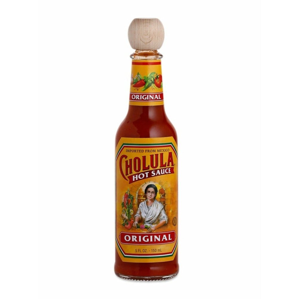 Une bouteille en verre avec une sauce rouge et des étiquettes jaunes et rouges avec des piments verts, rouges et une cuisinière en blouse blanche. Le tout sur fond blanc 