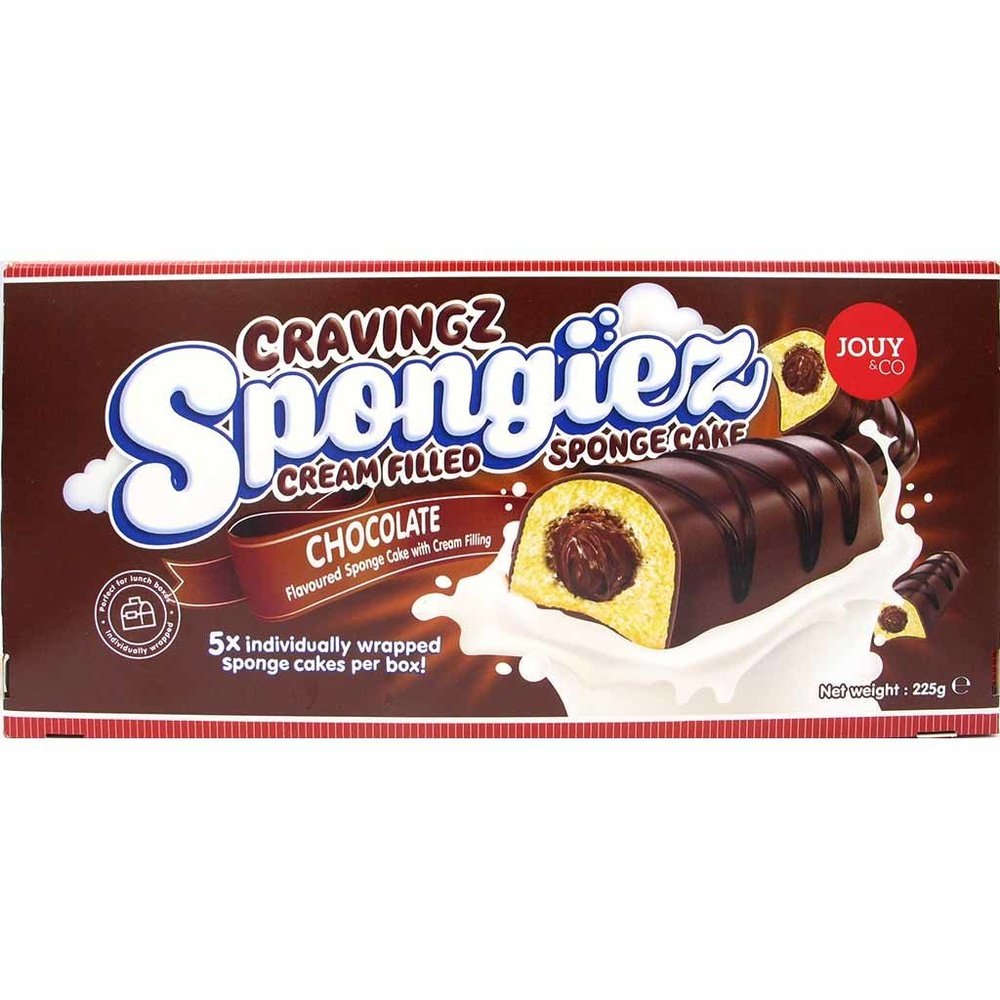 Un carton marron avec un cake fourré et enrobé de chocolat, le tout sur fond blanc