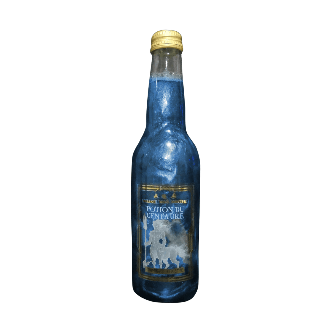 Une bouteille transparente avec une boisson pailletée bleue et sur l’étiquette une créature blanche mi-homme mi-cheval. Le tout sur fond blanc