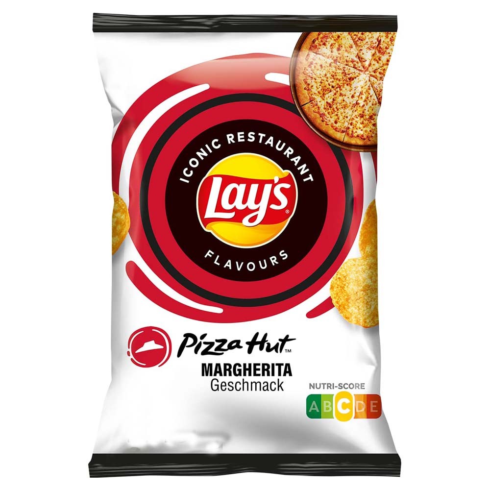 Un paquet blanc aux extrémités noirs avec des chips rondes et en haut à droite une pizza Margarita, le tout sur fond blanc
