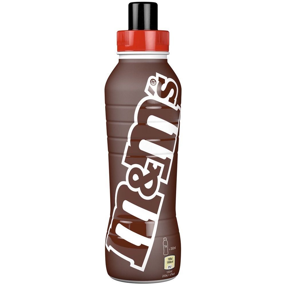 Une bouteille brune sur fond blanc avec un capuchon sportif rouge et noir, il est écrit en grand « m&m’s » en blanc et marron
