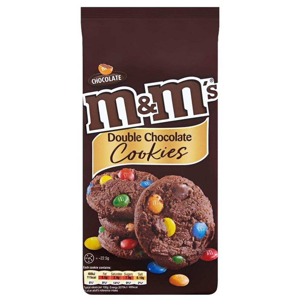 Un paquet marron sur fond blanc avec des cookies marrons et des M&M’s colorés à l’intérieur, le tout sur fond blanc