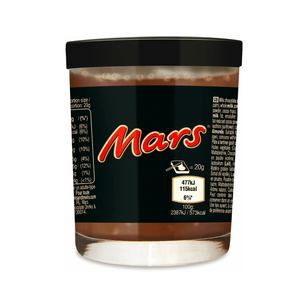 Un bocal en verre rempli de chocolat, un couvercle noir et une étiquette noire avec écrit « Mars » en rouge. Le tout sur fond blanc