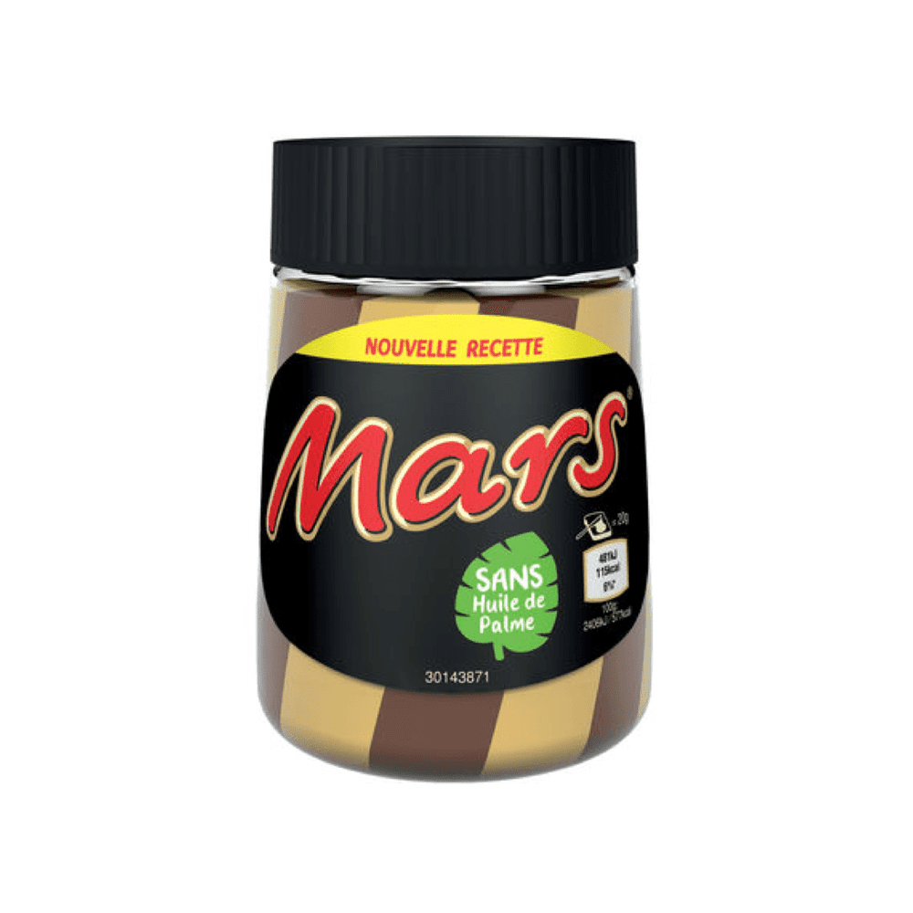 Un bocal en verre rempli de chocolat blanc et au lait, un couvercle noir et une étiquette noire avec écrit « Mars » en rouge. Le tout sur fond blanc