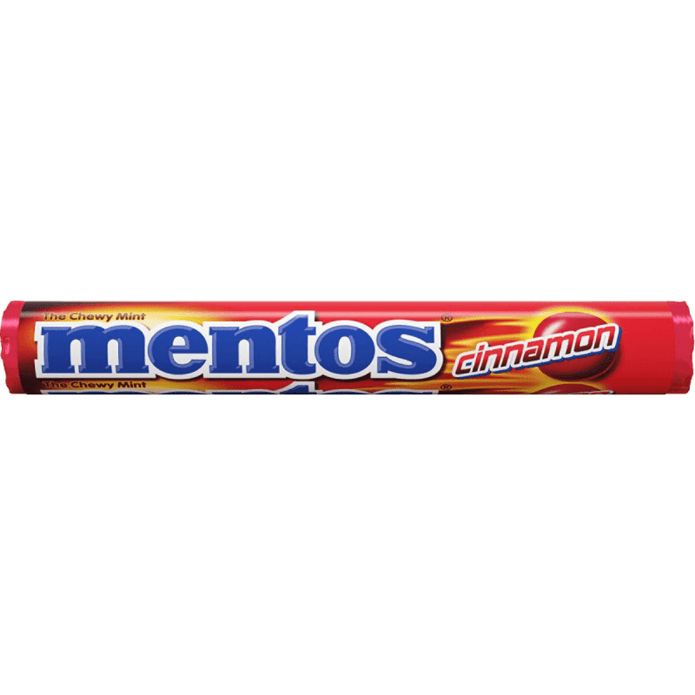Un emballage long rouge et jaune avec un bonbon rouge sur le côté droit et il est écrit « mentos » en bleu, le tout sur fond blanc