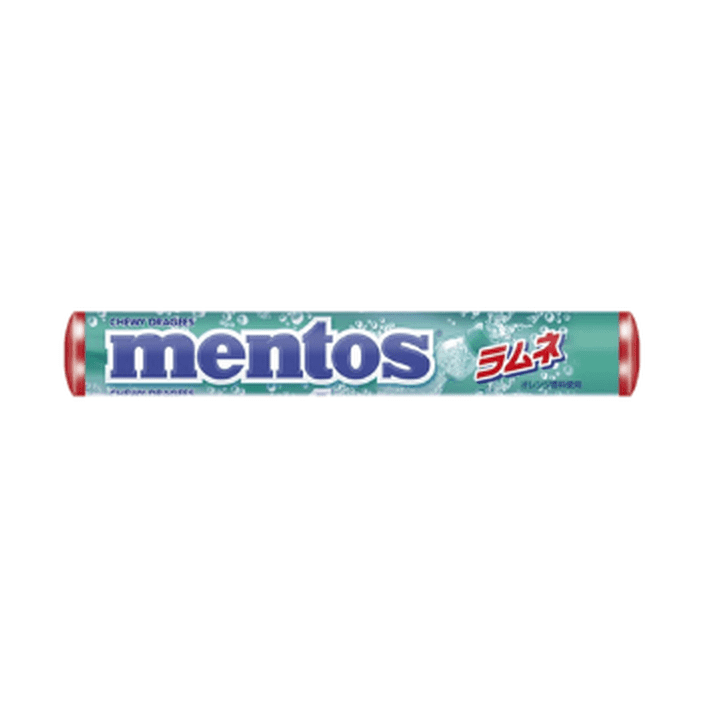 Un emballage long bleu turquoise aux extrémités rouges avec des petites bulles de gaz et il est écrit « mentos » en bleu, le tout sur fond blanc