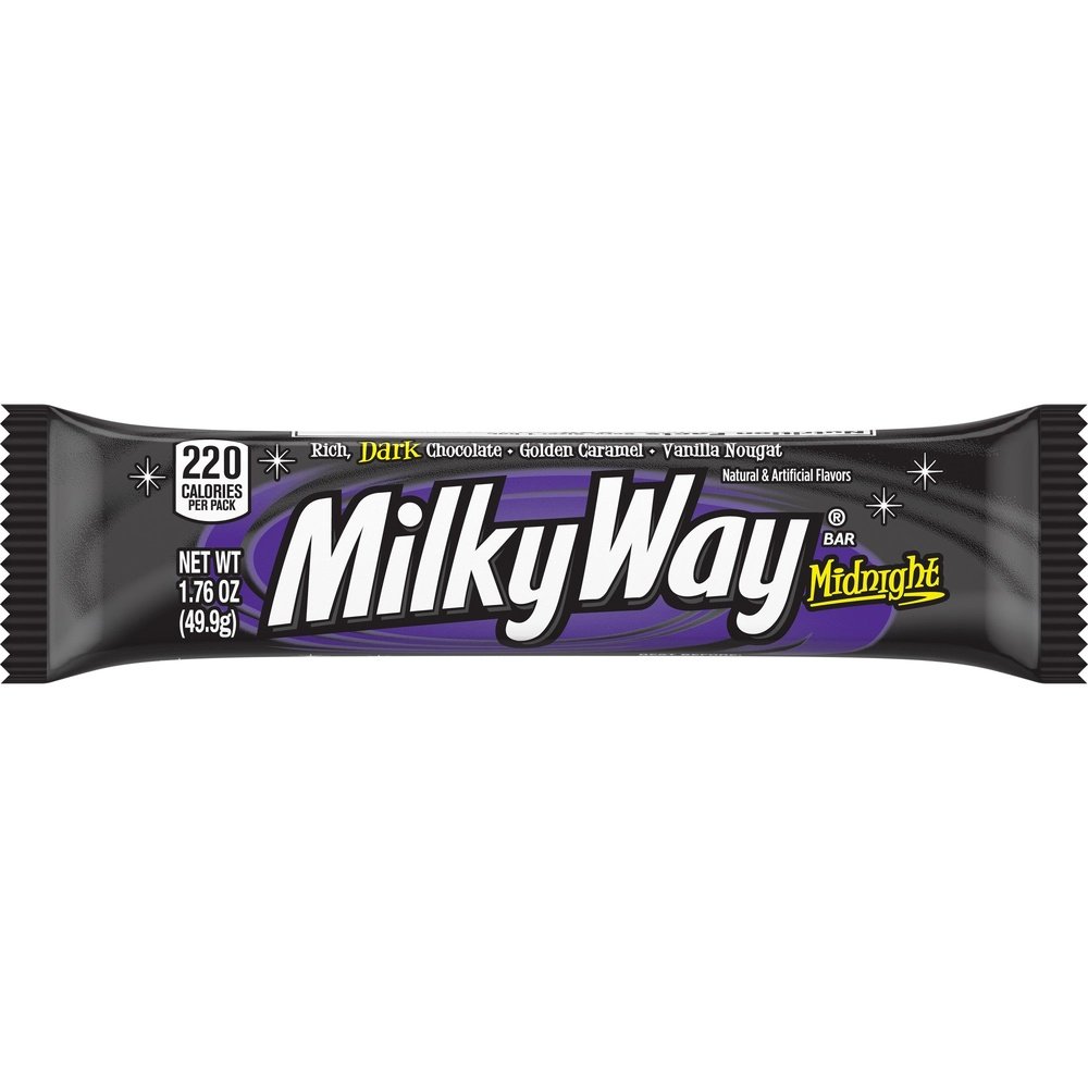 Un emballage noir avec au centre écrit « Milka Way » en blanc devant un ovale mauve, le tout sur fond blanc