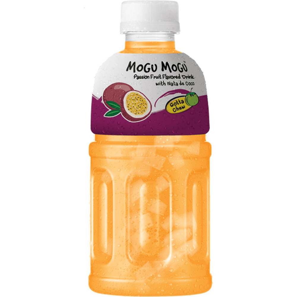 Une bouteille transparente sur fond blanc qui montre la couleur orange de la boisson. Sur l’étiquette est dessiné 2 fruits de la passion dont une entière et une coupée