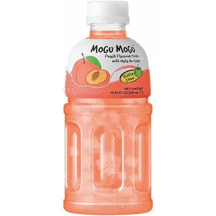 Une bouteille transparente sur fond blanc qui montre la couleur pêche de la boisson. Sur l’étiquette est dessiné 2 pêches dont une qui est coupée en deux 