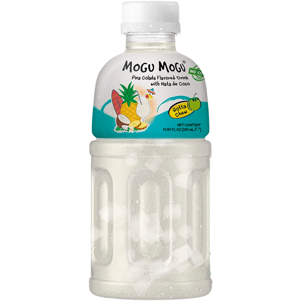 Une bouteille transparente sur fond blanc qui montre la couleur blanche de la boisson. Sur l’étiquette est dessiné une verre de cocktail et autour un ananas et une noix de coco