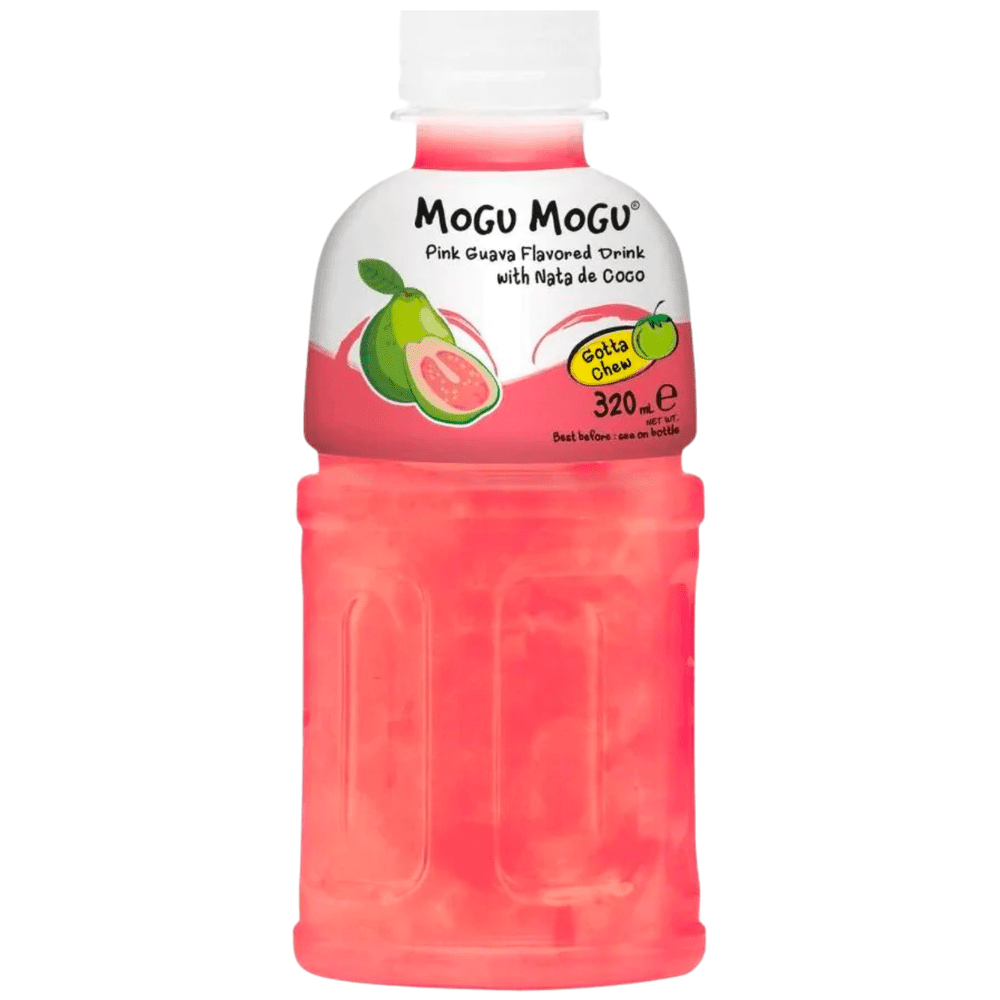 Une bouteille transparente sur fond blanc qui montre la couleur rose de la boisson. Sur l’étiquette est dessiné 2 goyaves dont une entière et une coupée