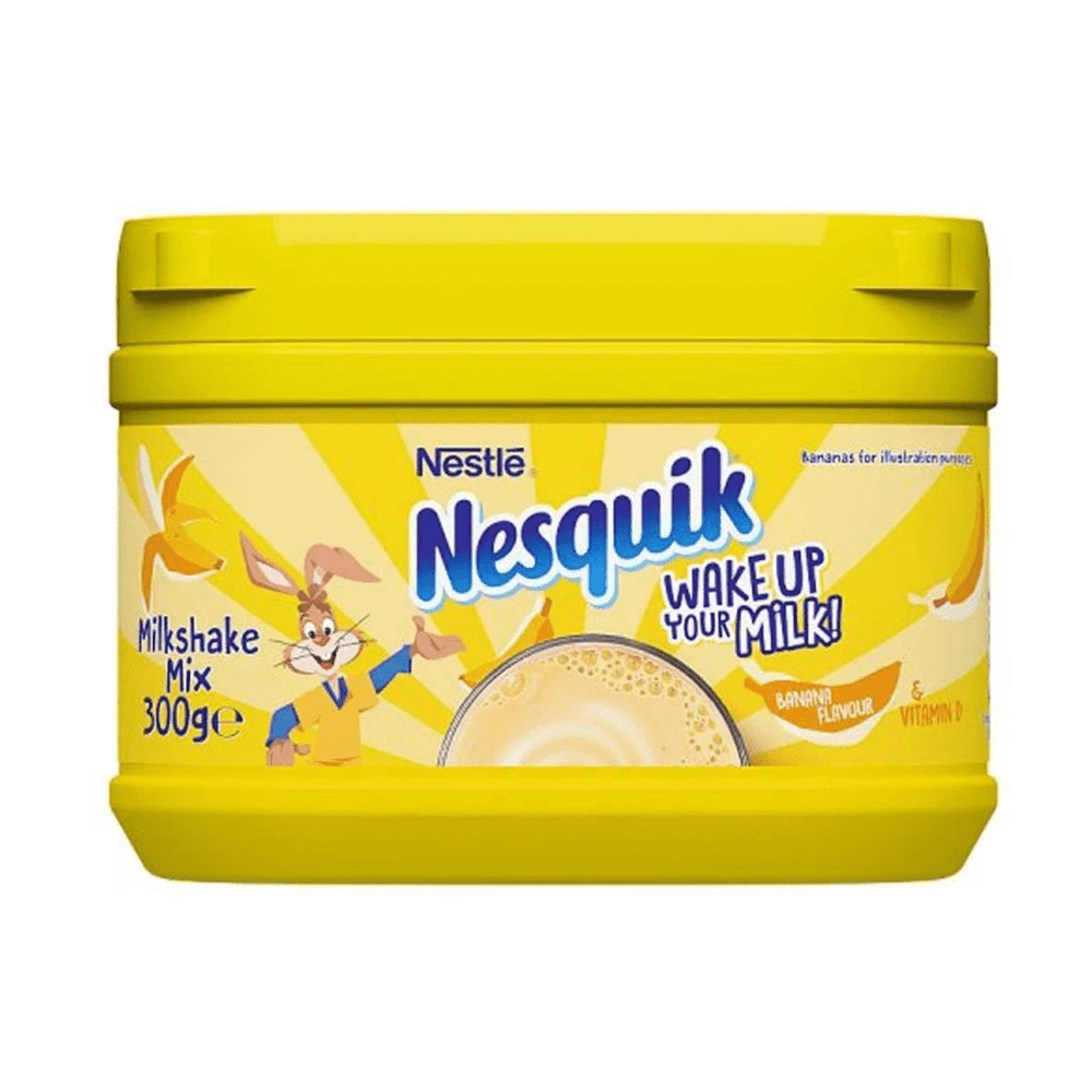 Un emballage jaune sur fond blanc, une étiquette jaune avec des bananes, à gauche un petit lapin en t-shirt jaune et rouge, au centre un verre d’un liquide jaune vu d’en haut 