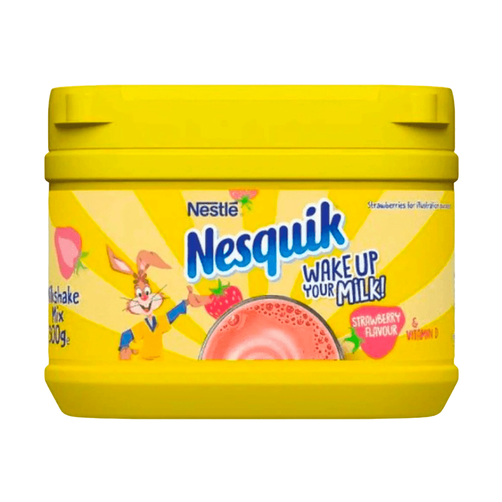 Un emballage jaune sur fond blanc, une étiquette jaune avec des fraises, à gauche un petit lapin en t-shirt jaune et rouge, au centre un verre d’un liquide rose vu d’en haut 