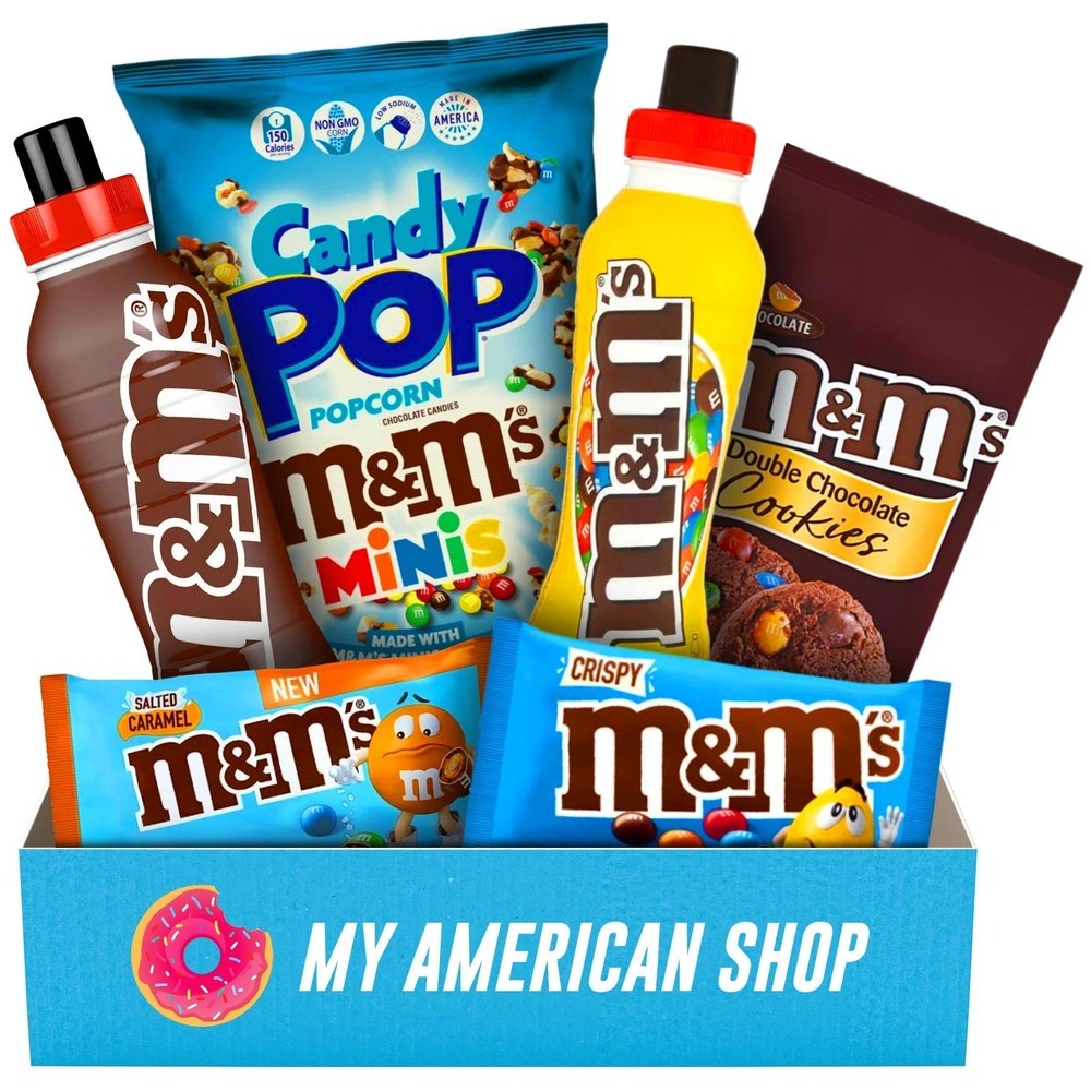 Un carton rectangulaire bleu sur fond blanc rempli de produits M&M’s ; boisson, popcorn, cookies
