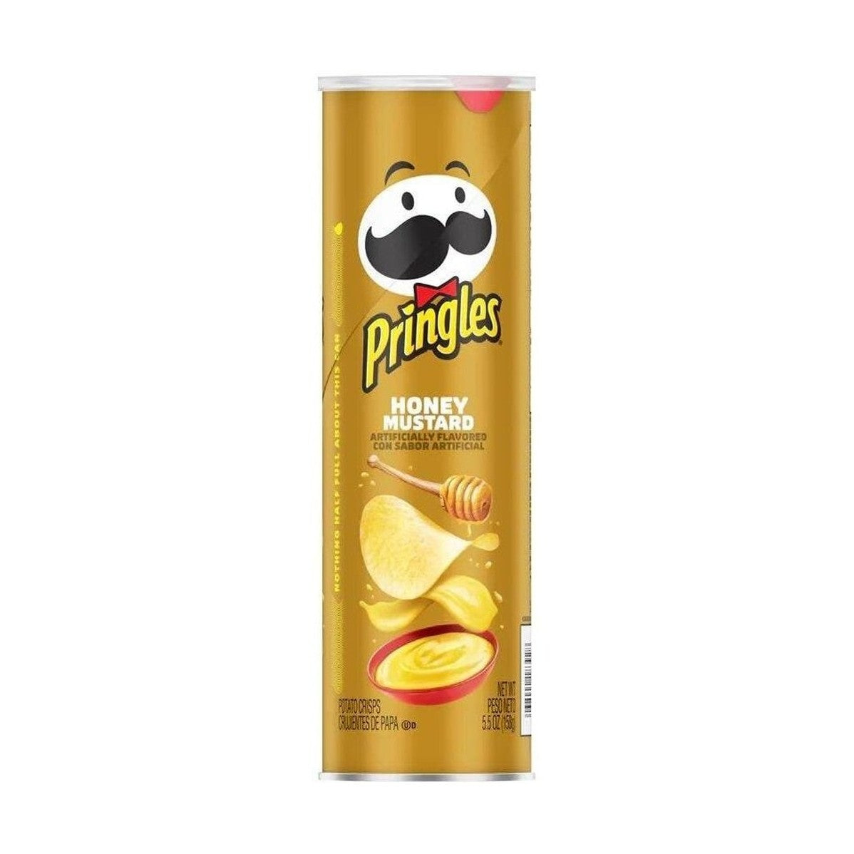 Un paquet en forme de cylindre brun clair, au milieu il y a un bol rouge rempli d’un sauce jaune, une chips et une cuillère à miel en bois. Le tout sur fond blanc