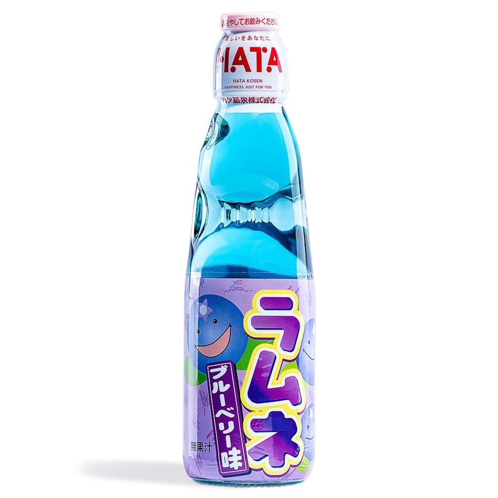 Une bouteille transparente sur fond blanc avec une boisson bleu, il y a une étiquette mauve sur la moitié basse de la bouteille. Il y a des myrtilles qui sourient