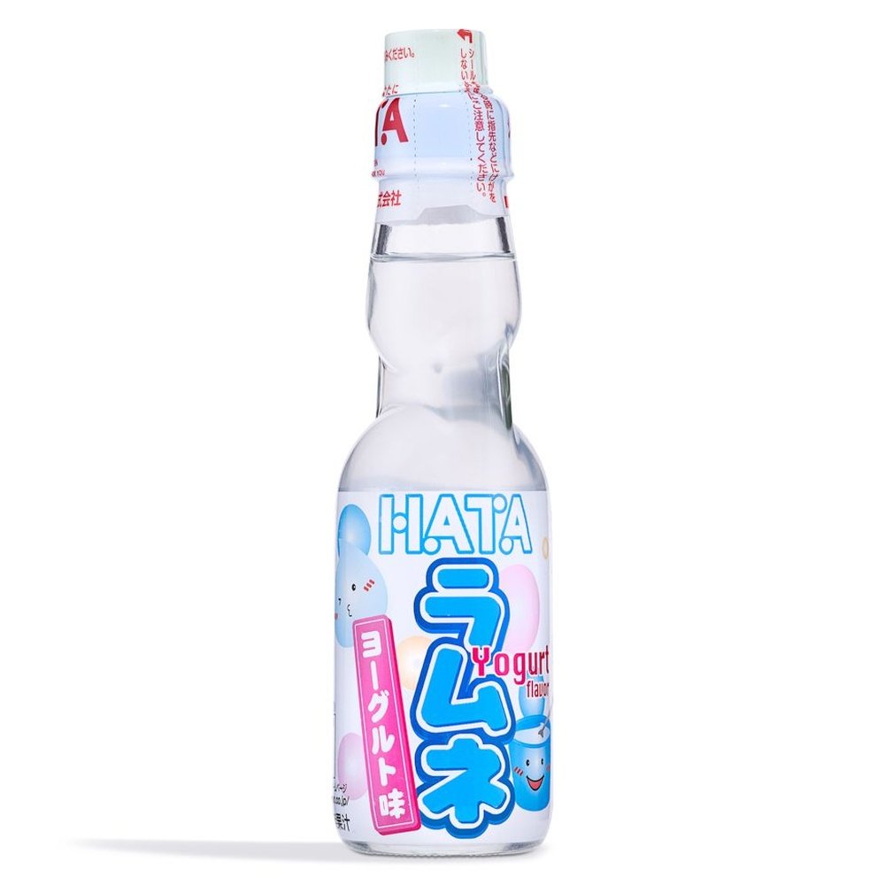 Une bouteille transparente sur fond blanc avec une boisson transparente, il y a une étiquette blanche sur la moitié basse de la bouteille avec un pot de yaourts qui sourit