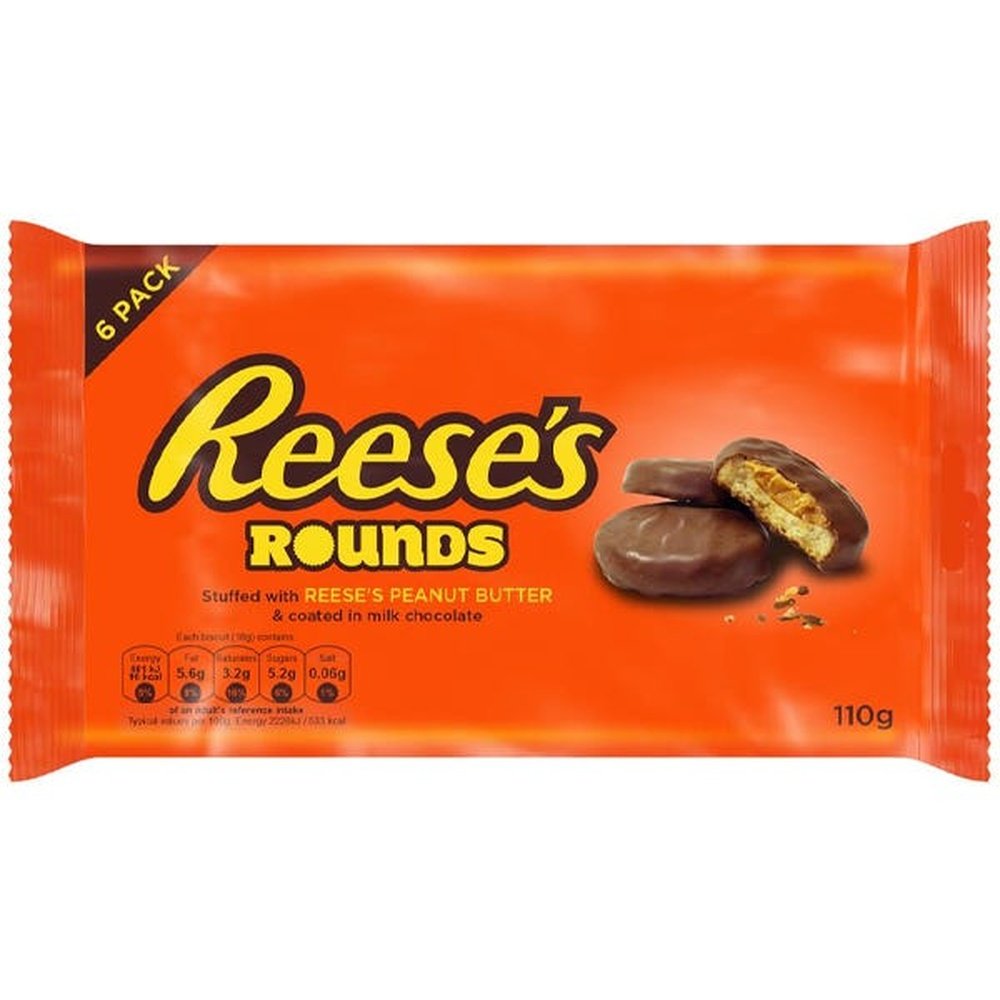 Un emballage orange sur fond blanc avec écrit « Reese’s » en jaune à gauche et à droite il y a 3 biscuits au chocolat dont un qui est coupé