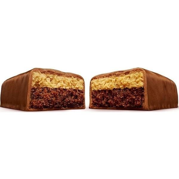 Un chocolat coupé en 2, on y voit deux cakes à l’intérieur. Celui du haut est nature et celui du bas est au chocolat, le tout sur fond blanc