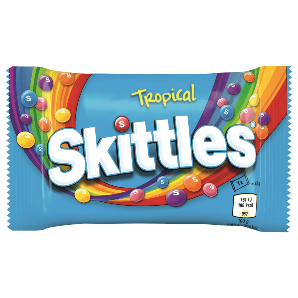 Un emballage bleu avec un arc-en-ciel et plein de Skittles colorés dessus, le tout sur fond blanc