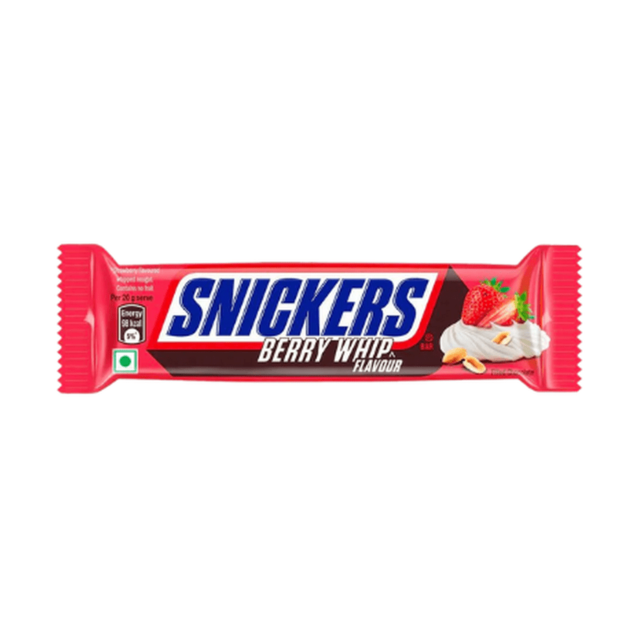 Un emballage rouge sur fond blanc avec au centre écrit « Snickers » en bleu et sur le côté droit il y a 2 fraises sur de la crème chantilly 
