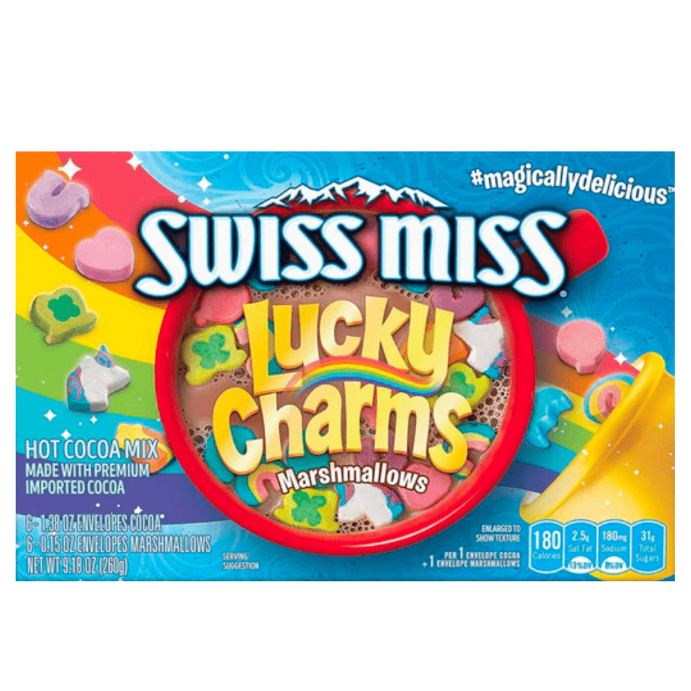 Un emballage sur fond blanc avec un arc-en-ciel qui traverse tout le paquet avec des morceaux de marshmallows. Au-dessus une grande tasse rouge remplie de chocolat chaud et de marshmallows en forme de licorne, coeur, trèfle, etc. 