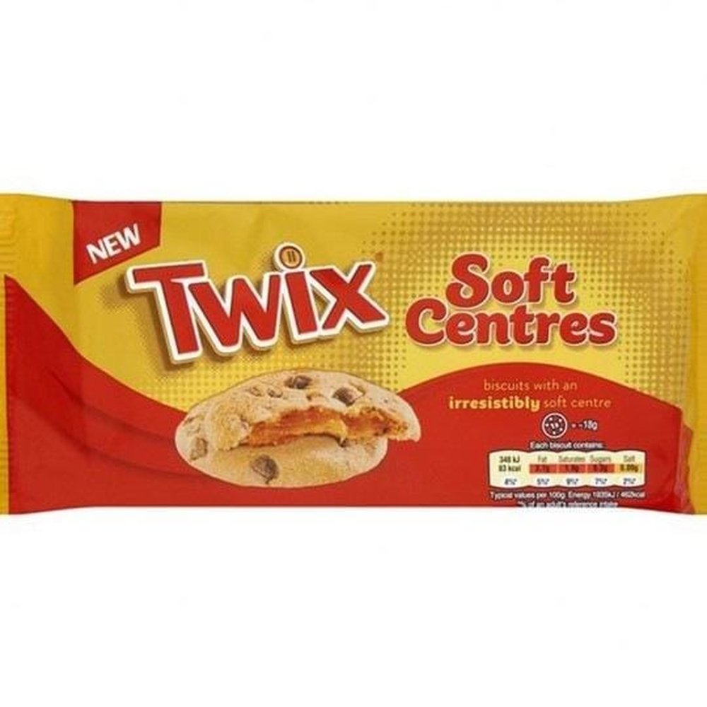 Un emballage jaune et rouge avec  écrit en grand et en rouge « TWIX », au centre il y a 2 cookies et celui du haut est coupé et crémeux à l’intérieur. Le tout sur fond blanc